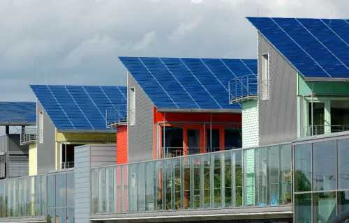 Maisons modernes équipées de panneaux solaires sur les toits dans un lotissement durable