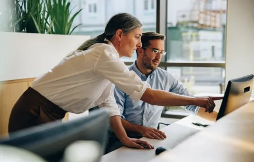 deux consultants devant un ordinateur