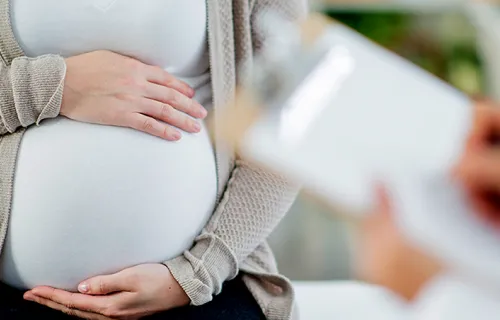 Pregnant woman with IVF specialist