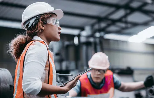 Ingénieur industriel portant un casque blanc dans une usine d'industrie lourdeengineer wearing…